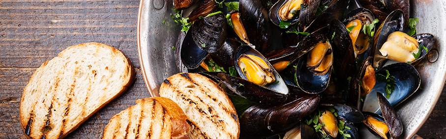 Mussels with Riesling, Garlic and Parsley